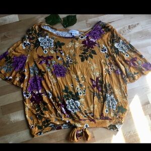 Beautiful New tie back floral top!